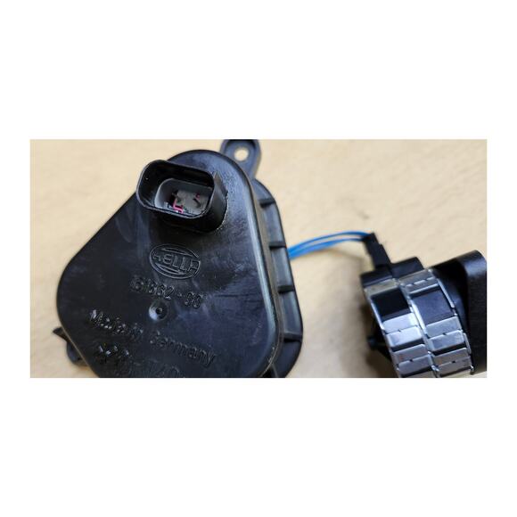 BMW X5 OEM Headlight Leveling Motor & Dust Cap Lid Cover 8352206 & 151832-00 - Picture 3 of 5